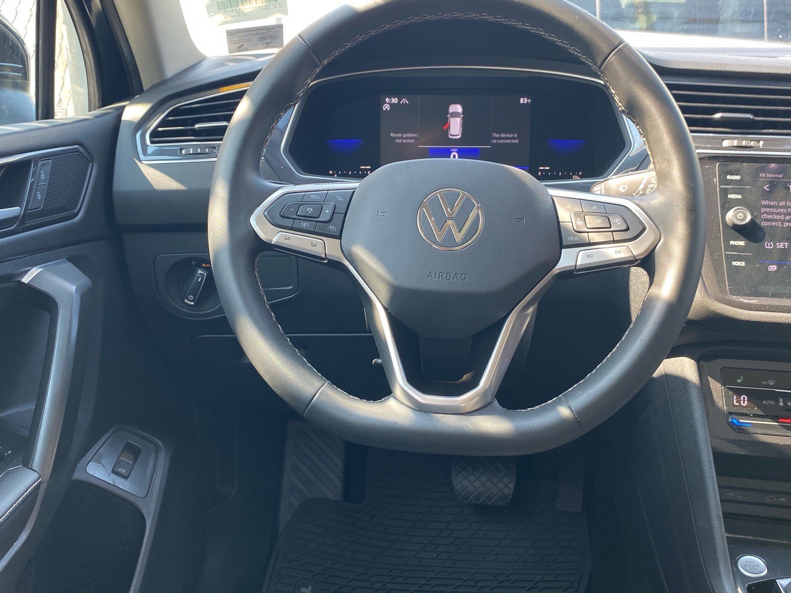 Used 2022 Volkswagen Tiguan SE w/ Panoramic Sunroof Package AWD/4WD image 3