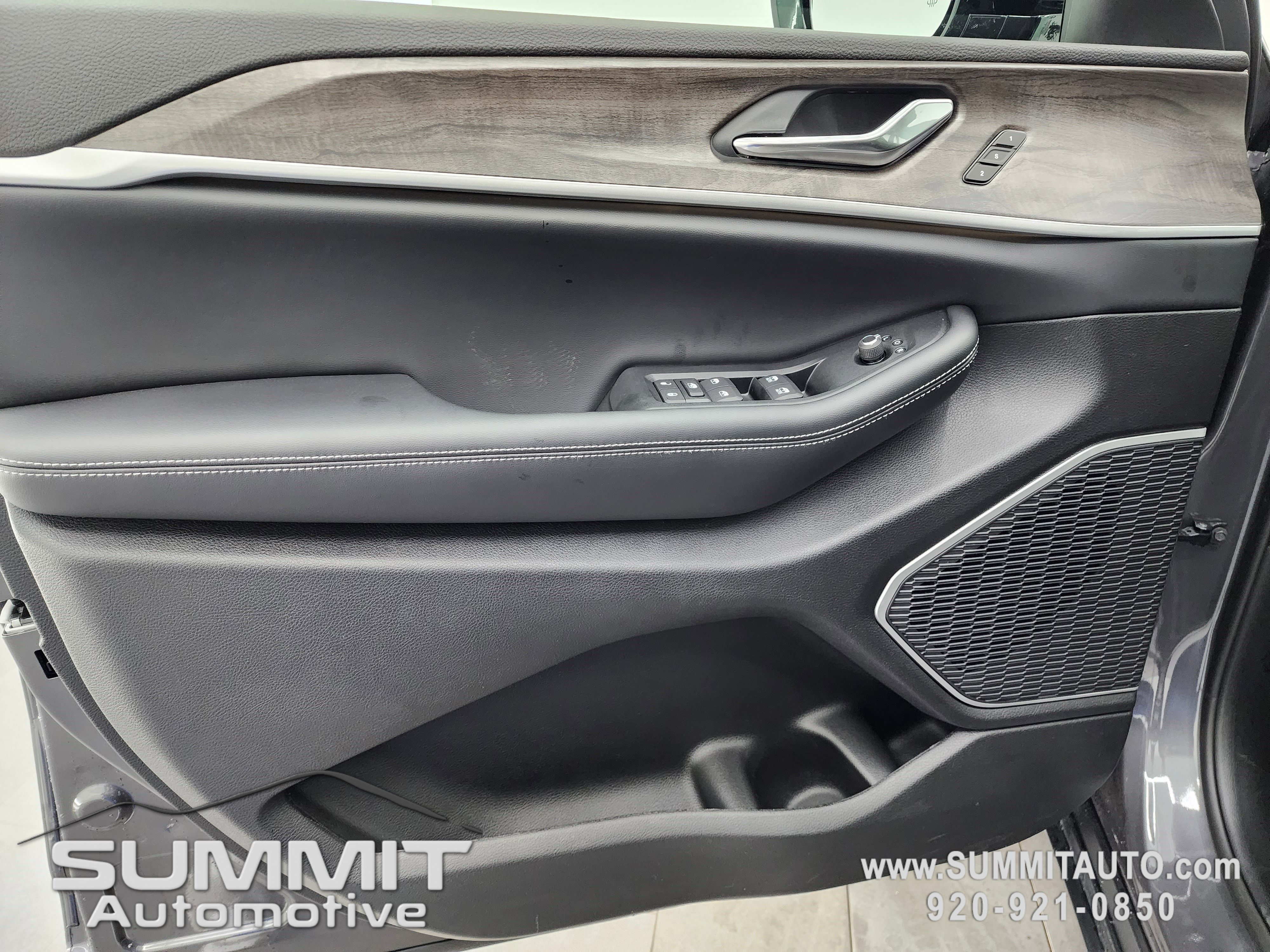 New 2025 Jeep Grand Cherokee L Limited w/ Black Appearance Package image 41