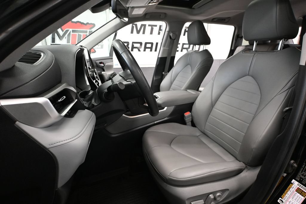 Used 2023 Toyota Highlander XLE AWD/4WD image 18
