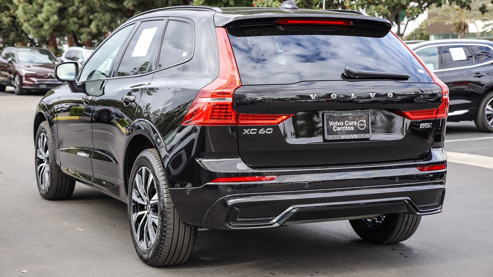 Used 2025 Volvo XC60 B5 Plus image 11