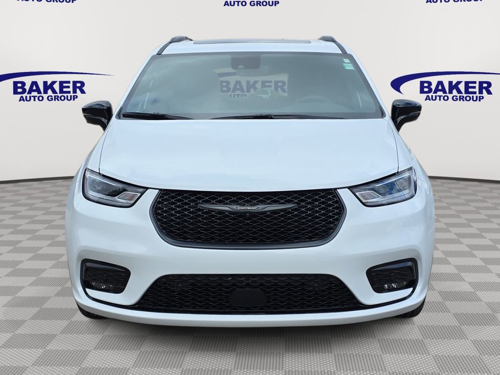 New 2026 Chrysler Pacifica Limited w/ Uconnect Theater Family Group image 8