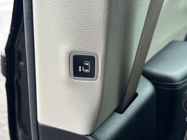 Used 2023 Chrysler Pacifica Touring-L FWD image 18
