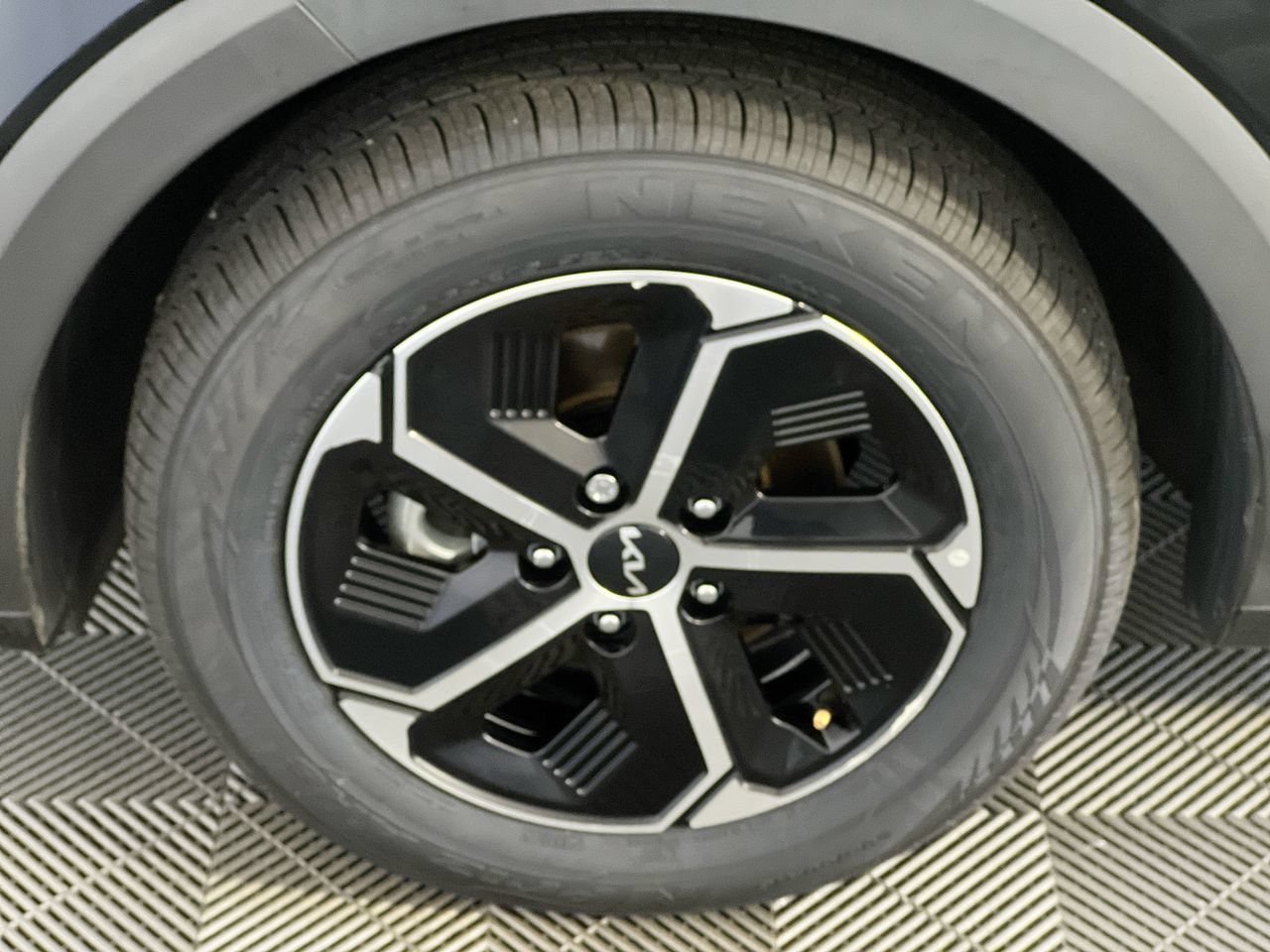 Certified 2024 Kia Niro EX FWD image 11