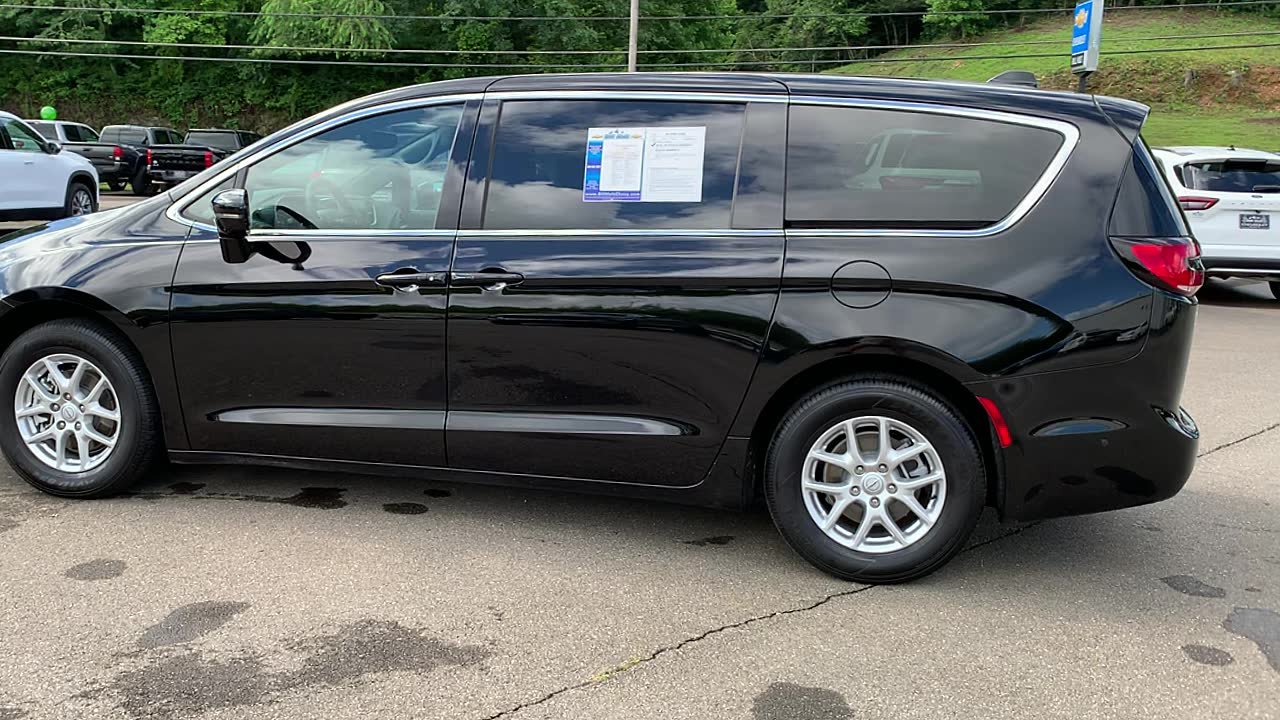Used 2025 Chrysler Pacifica Select FWD image 1