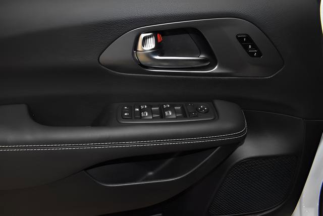 New 2026 Chrysler Pacifica Select AWD/4WD image 27