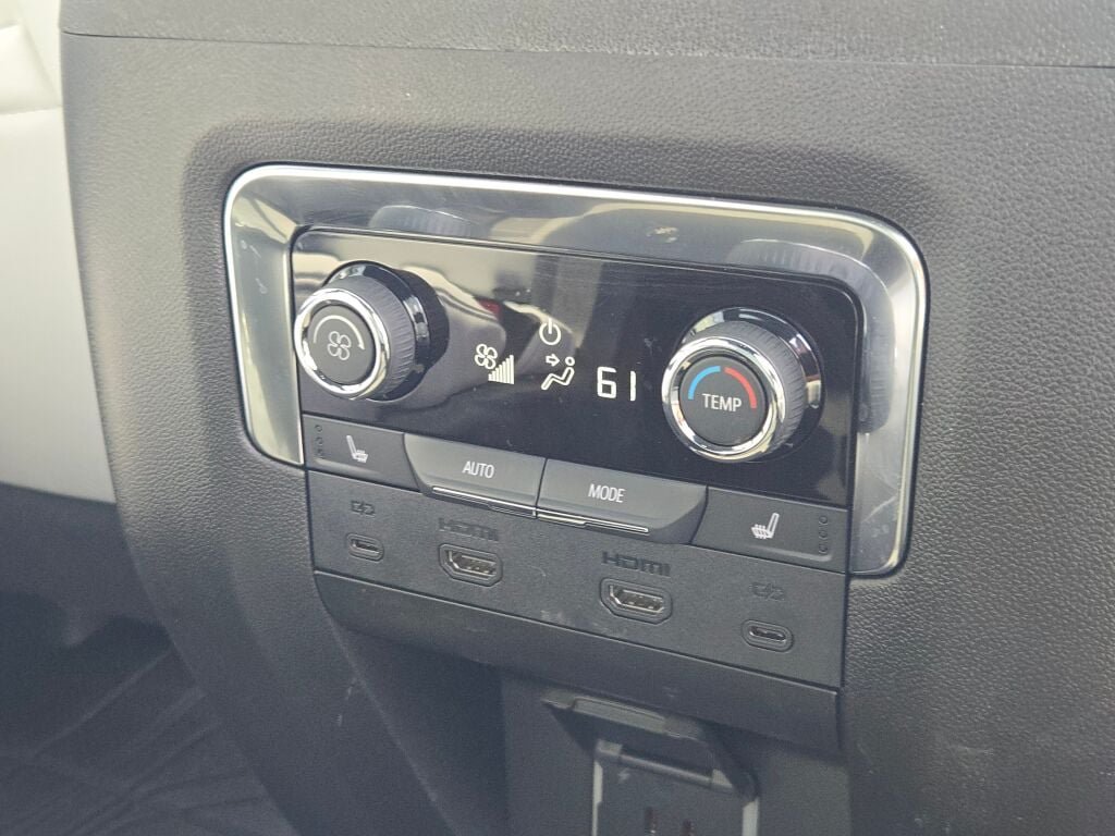 Used 2026 Chevrolet Suburban Premier AWD/4WD image 11