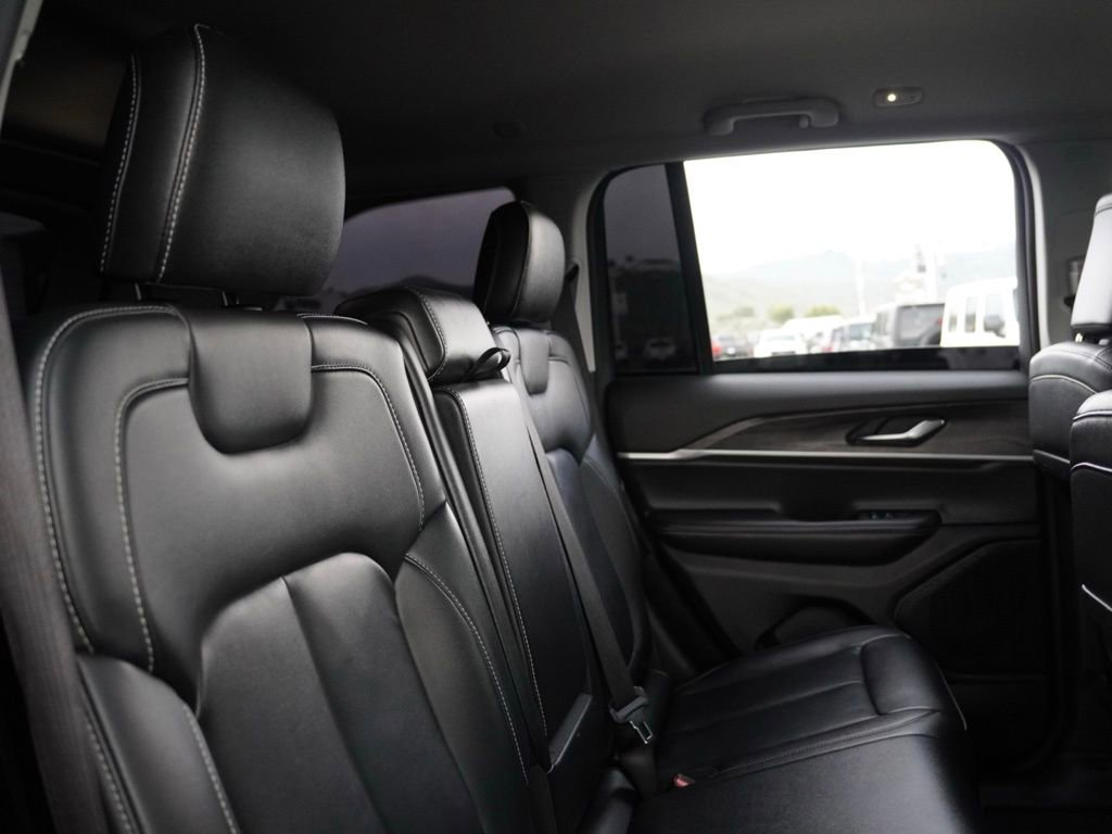 Used 2023 Jeep Grand Cherokee Limited image 21