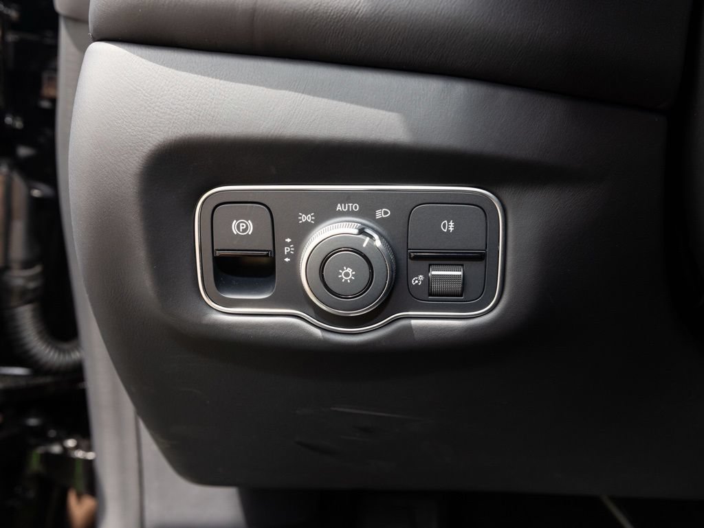 Used 2023 Aston Martin V12 Vantage RWD image 28
