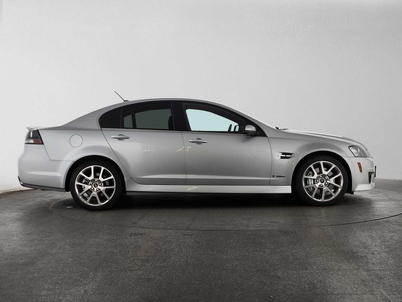 Used 2009 Pontiac G8 GXP RWD image 2