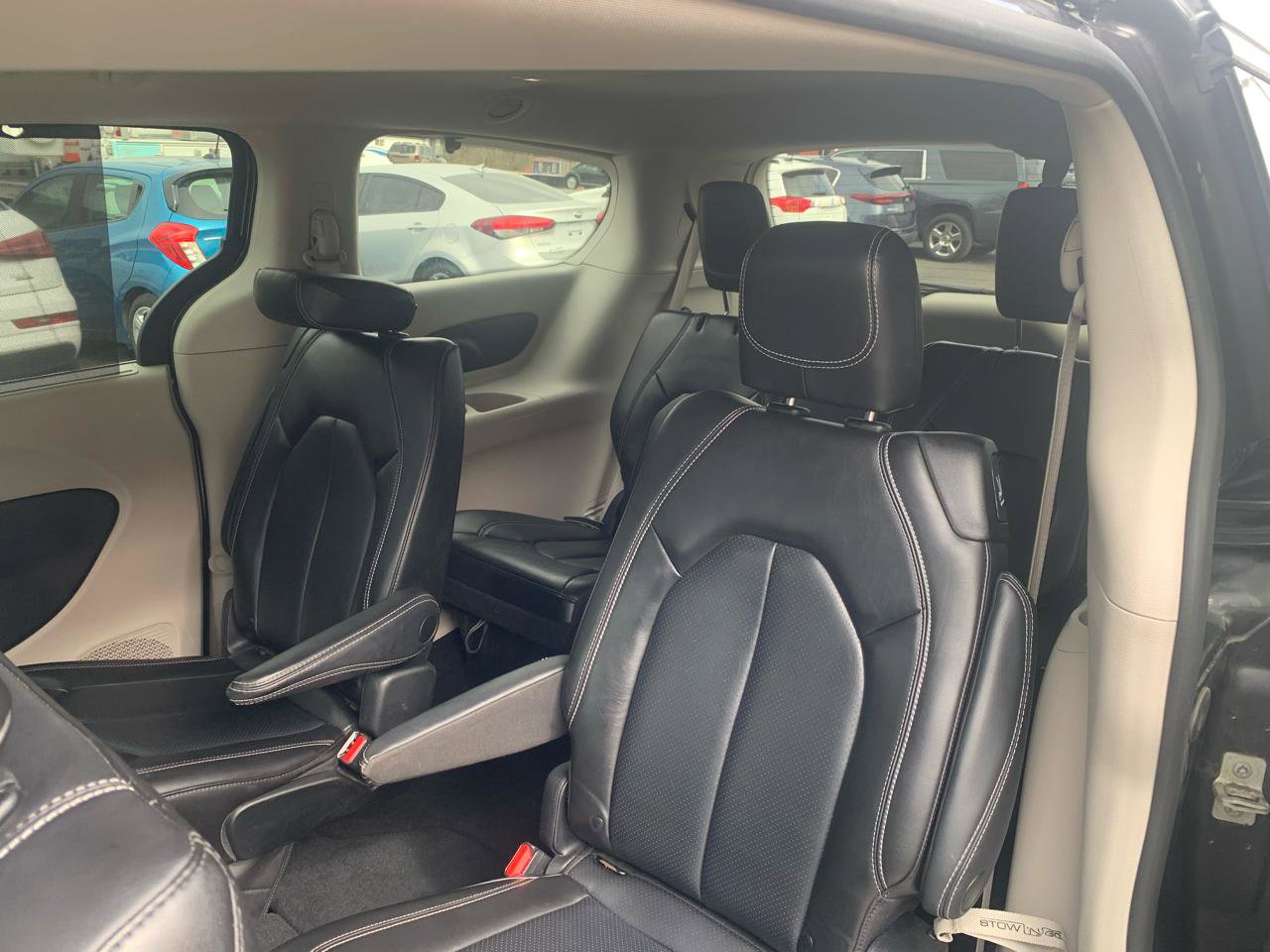 Used 2023 Chrysler Pacifica Touring-L image 10