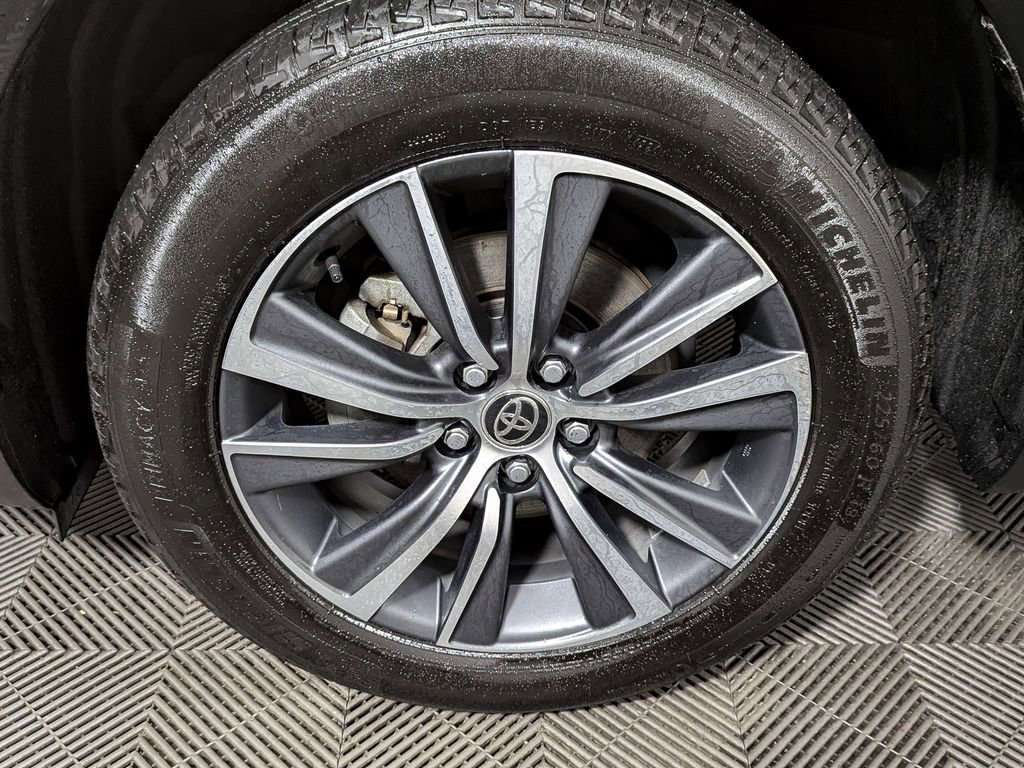 Used 2022 Toyota Venza LE image 47
