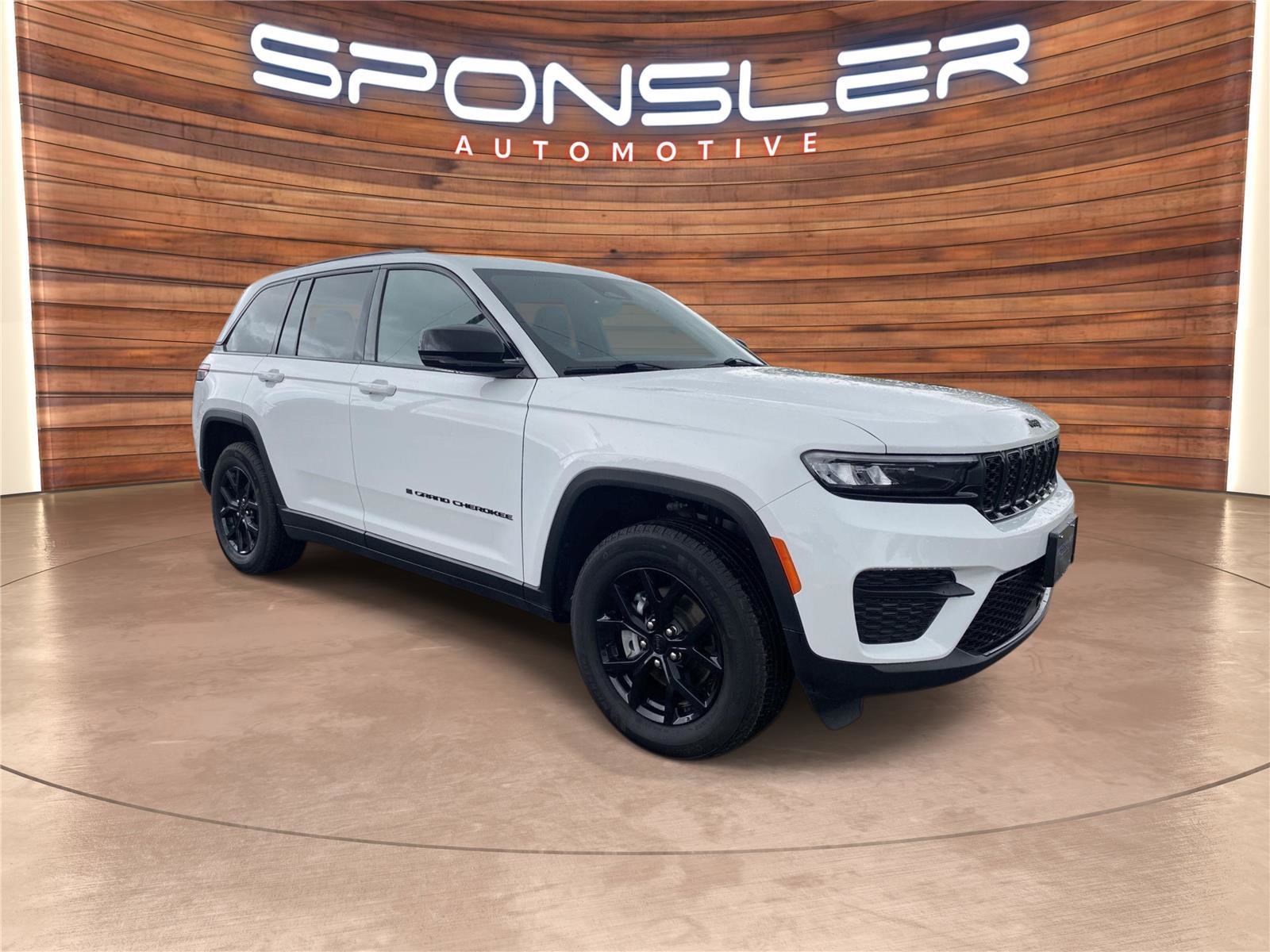 Used 2025 Jeep Grand Cherokee Altitude AWD/4WD image 9