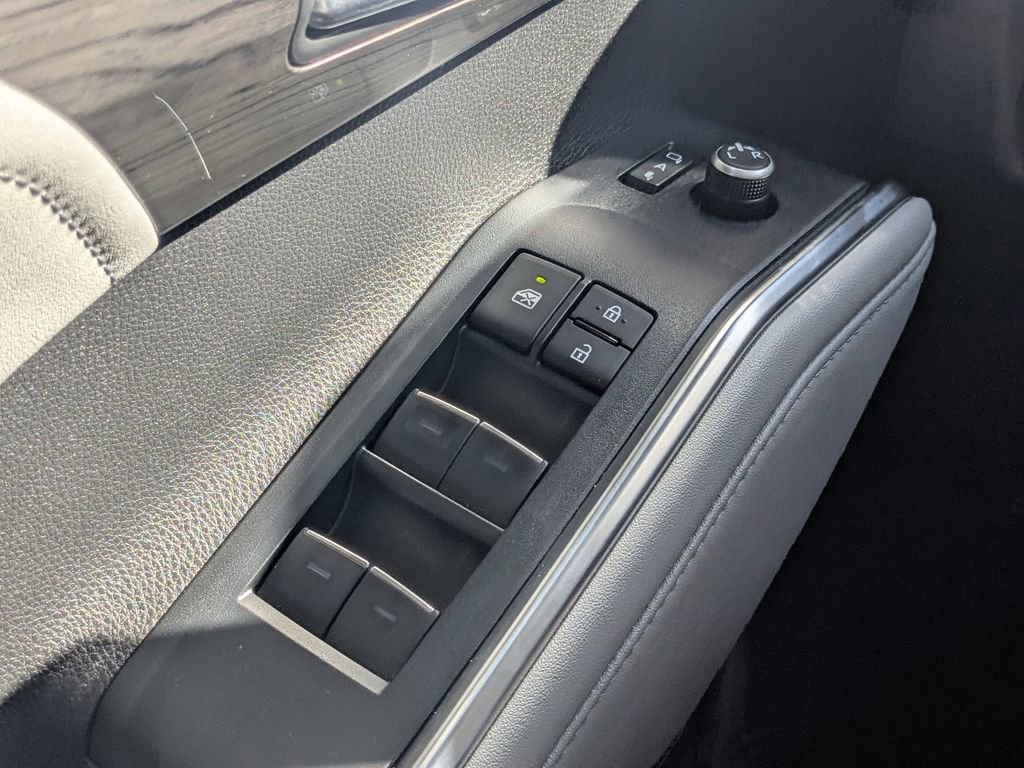 Used 2024 Toyota Highlander Limited image 13