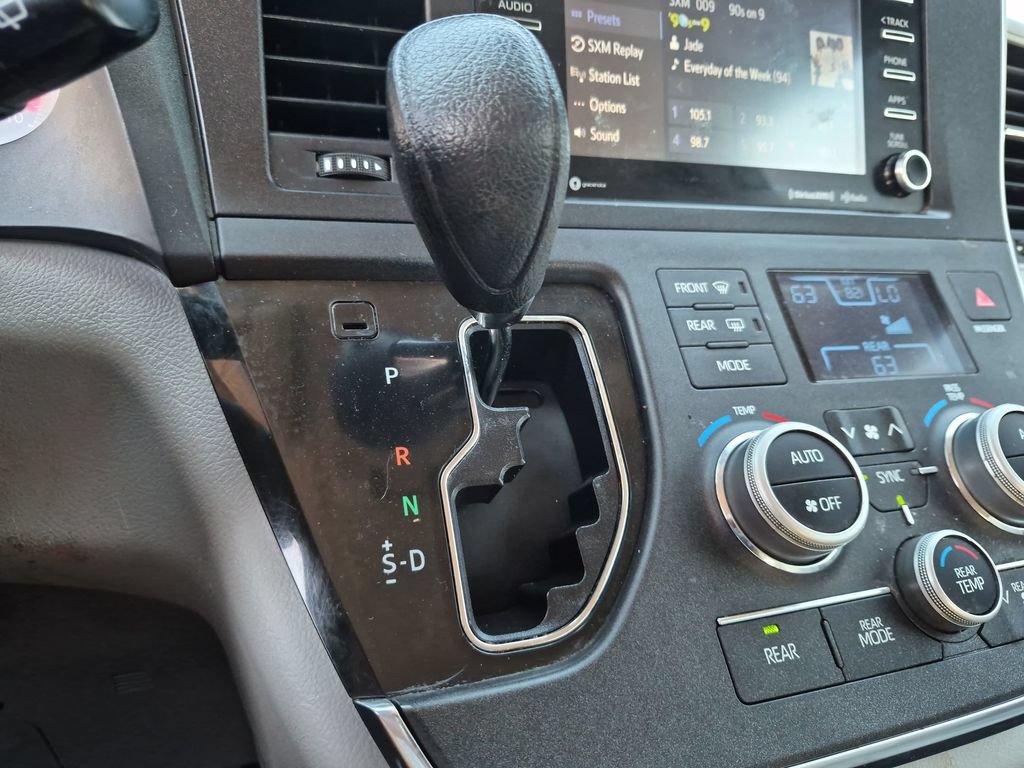 Used 2018 Toyota Sienna LE w/ Carpet Mat Package FWD image 23