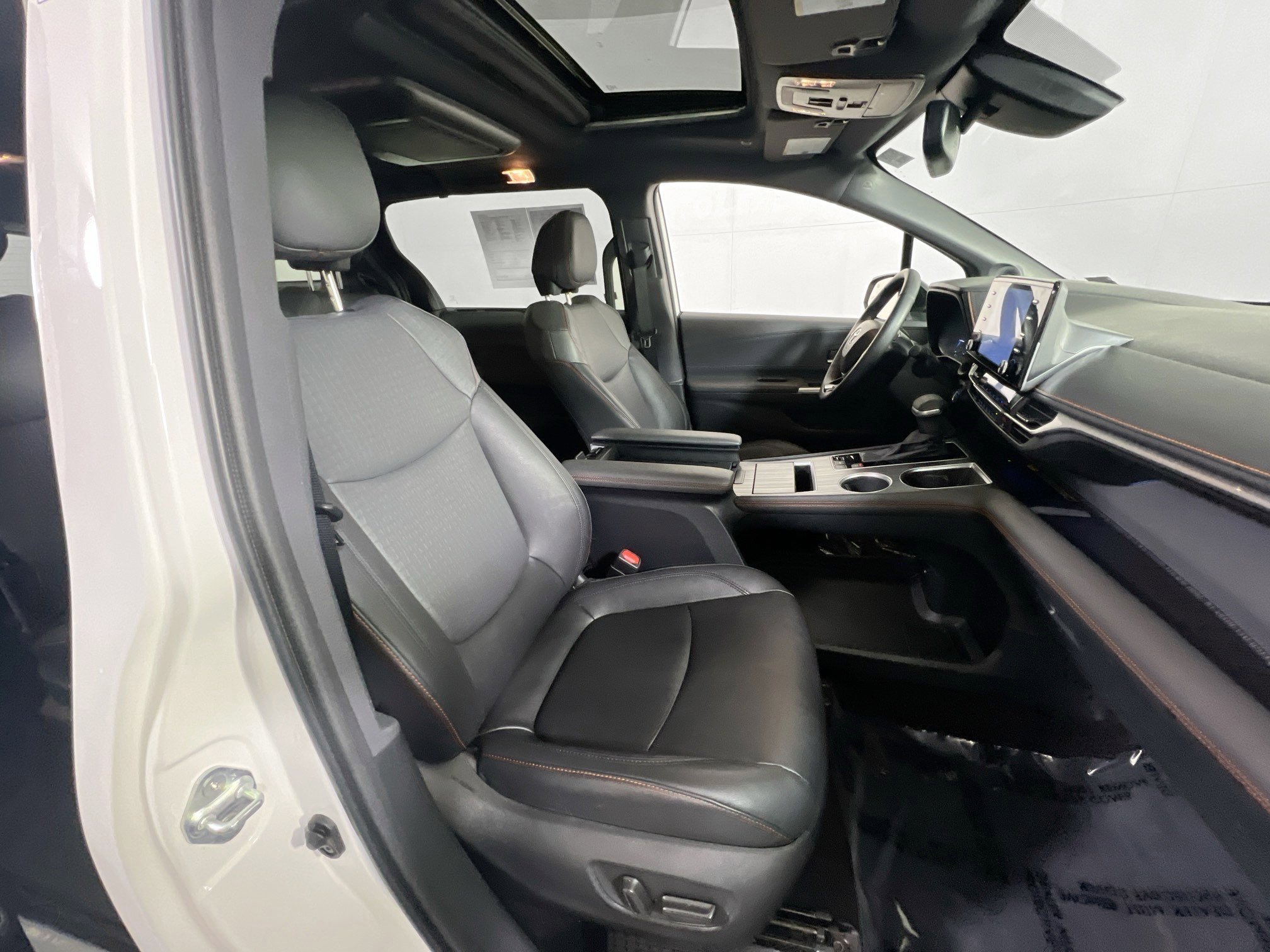 Used 2022 Toyota Sienna XSE image 30