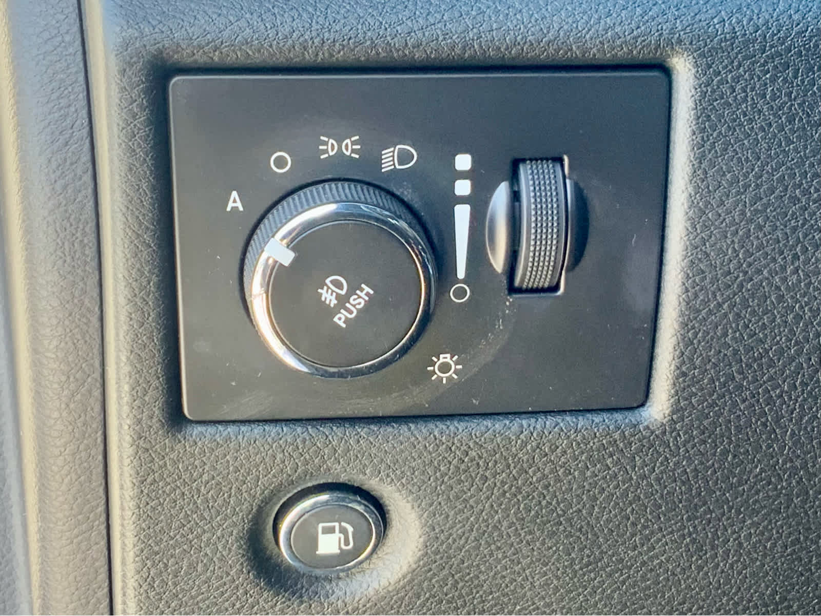 Used 2015 Jeep Grand Cherokee Altitude image 47