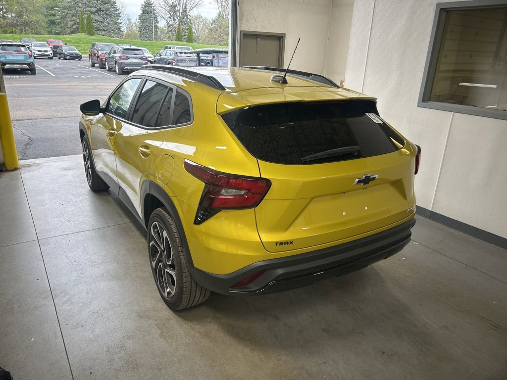 Used 2024 Chevrolet Trax RS w/ Sunroof Package image 6