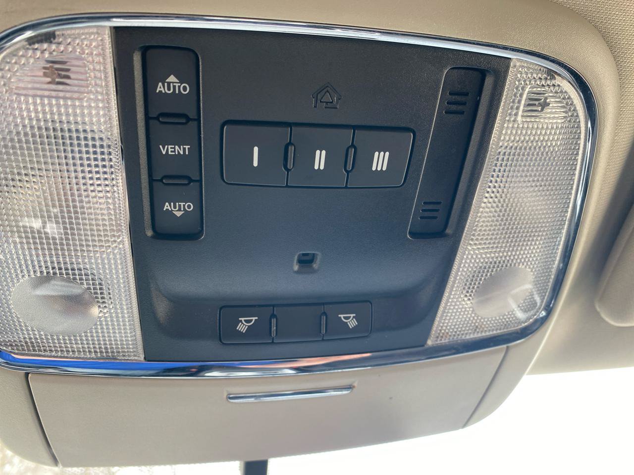 Used 2011 Jeep Grand Cherokee 70th Anniversary AWD/4WD image 23