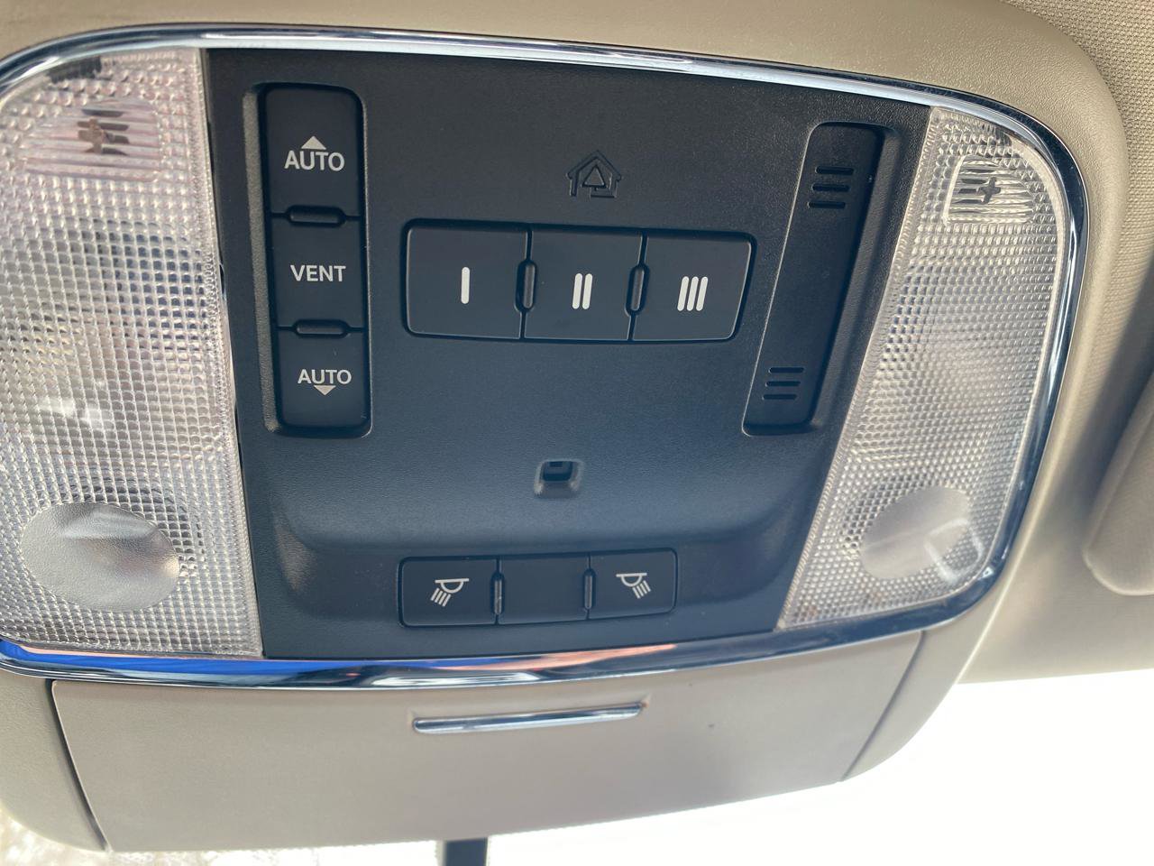 Used 2011 Jeep Grand Cherokee 70th Anniversary AWD/4WD image 23