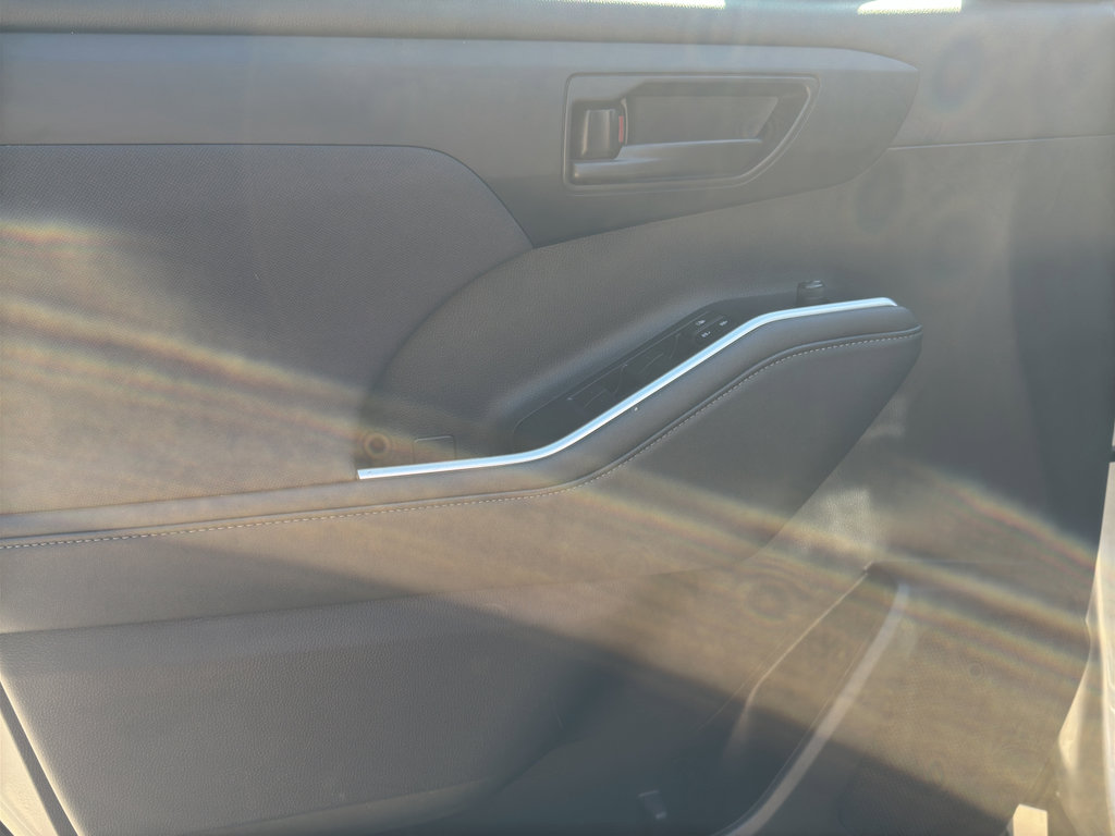 Used 2023 Toyota Highlander LE image 10