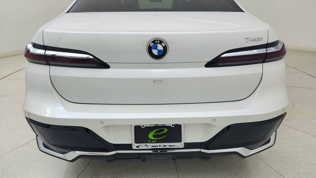 Used 2025 BMW 740i image 11