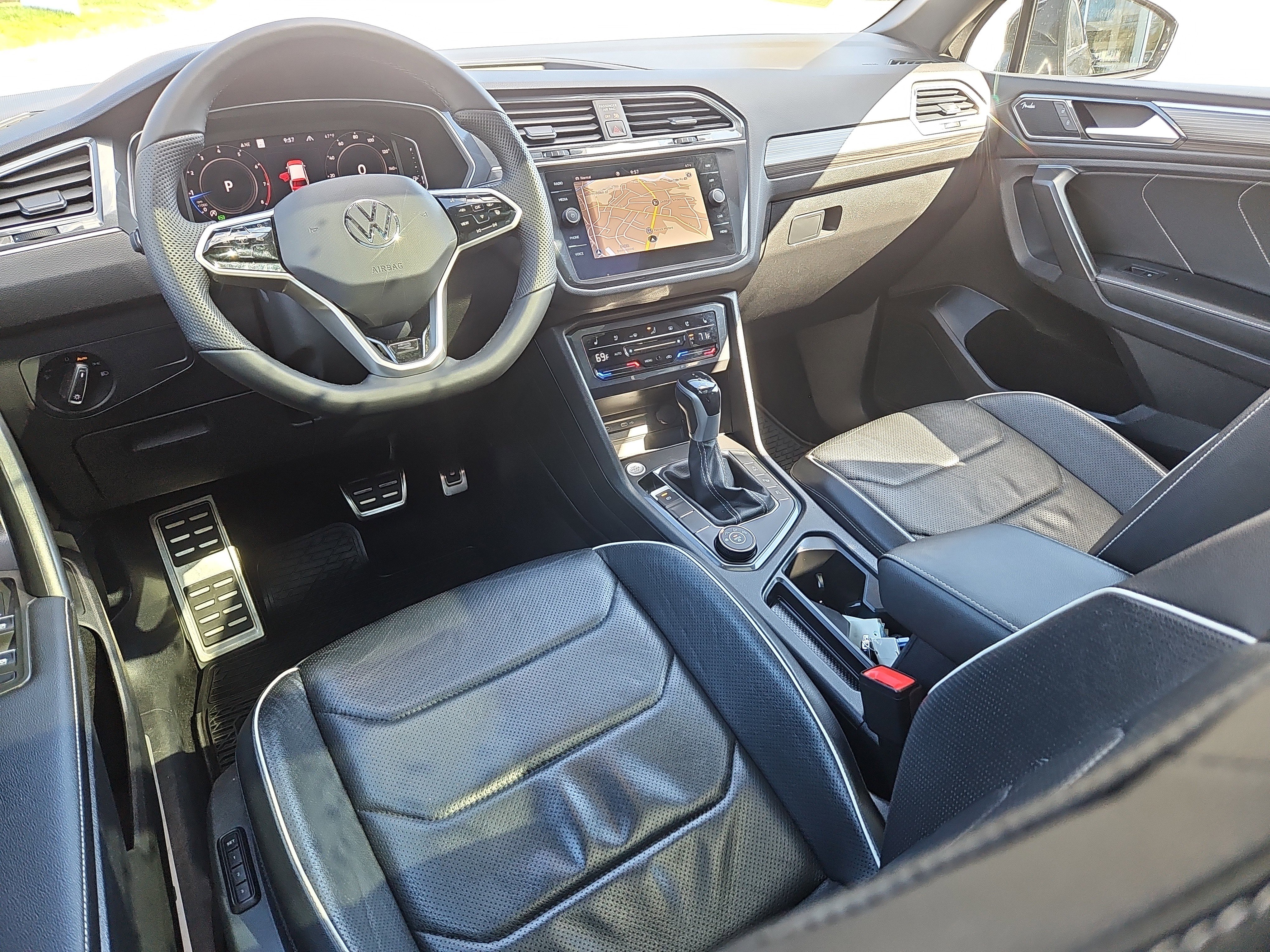 Used 2022 Volkswagen Tiguan SEL R-Line image 3