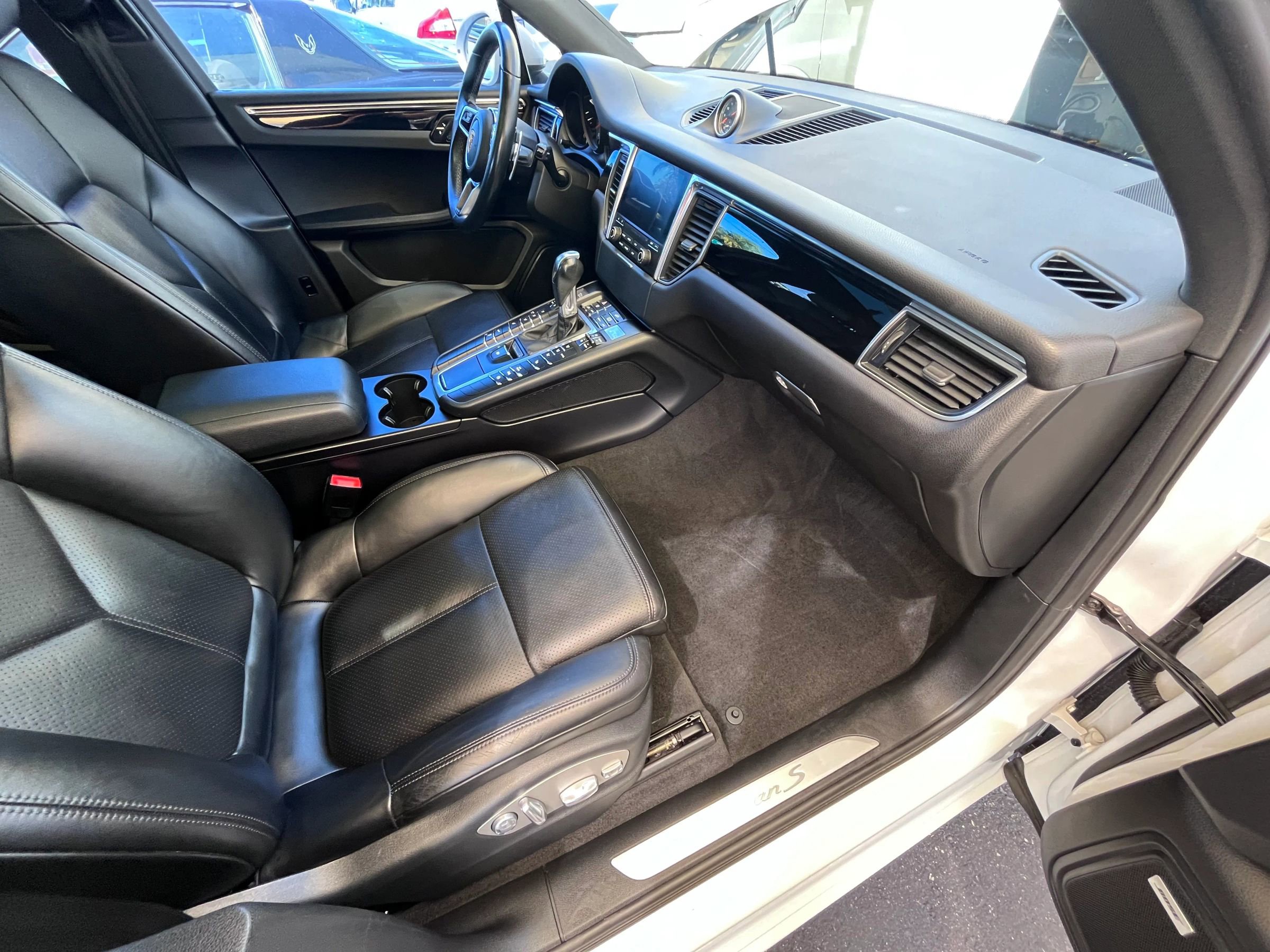 Used 2017 Porsche Macan S image 12