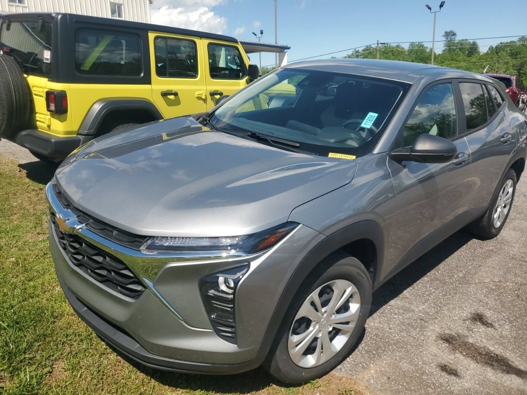 Used 2024 Chevrolet Trax LS w/ Driver Confidence Package FWD image 2