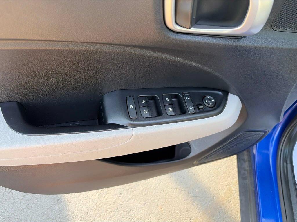Used 2025 Hyundai Venue SEL FWD image 22