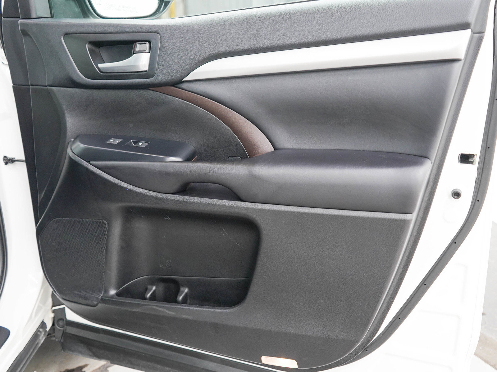 Used 2019 Toyota Highlander XLE AWD/4WD image 9