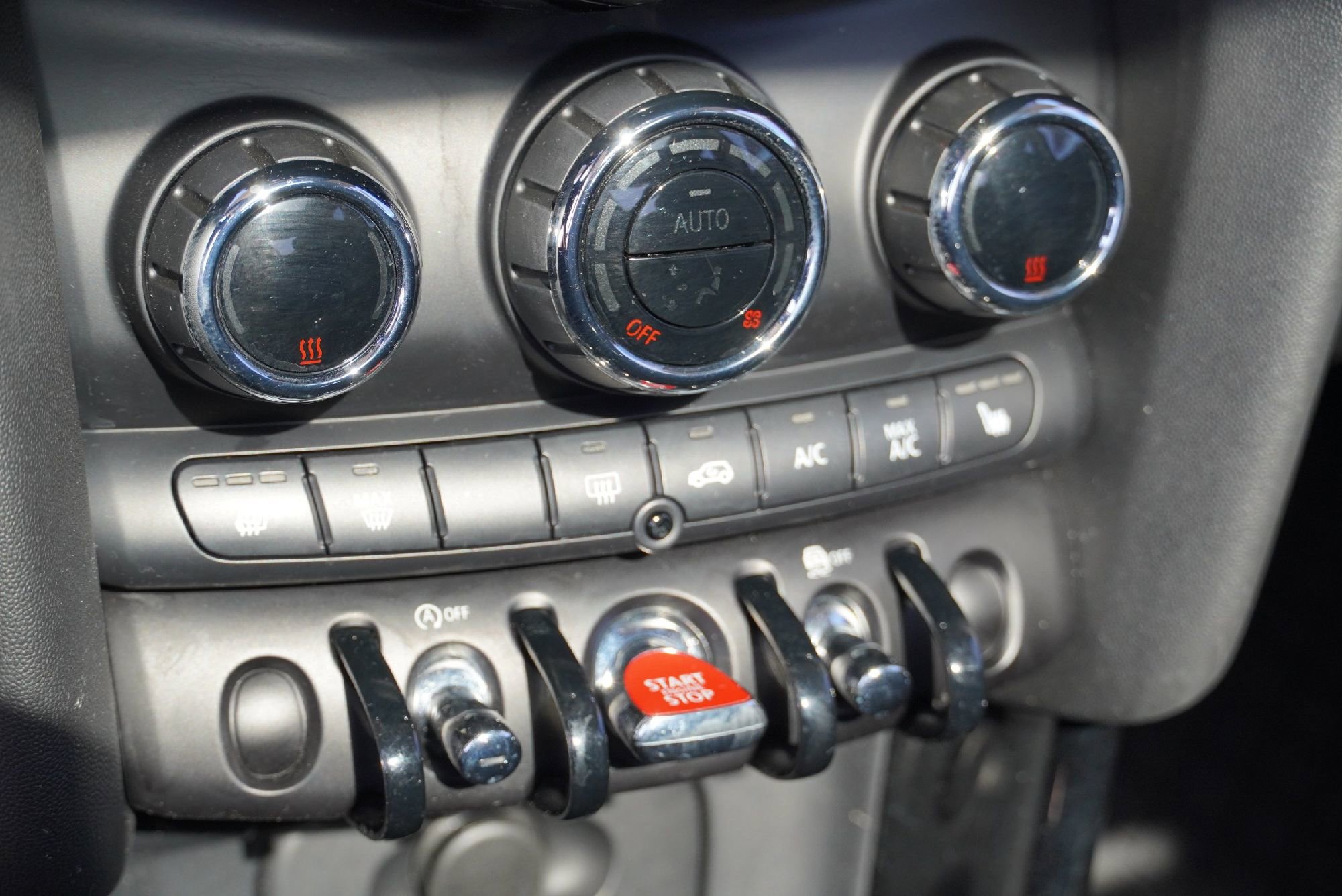 Used 2023 MINI Cooper 2-Door Hardtop image 14