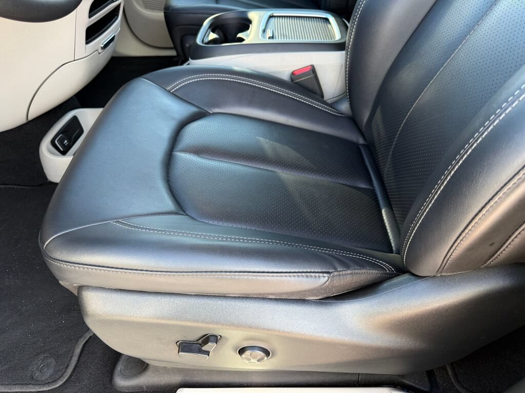 Used 2024 Chrysler Pacifica Touring-L FWD image 23