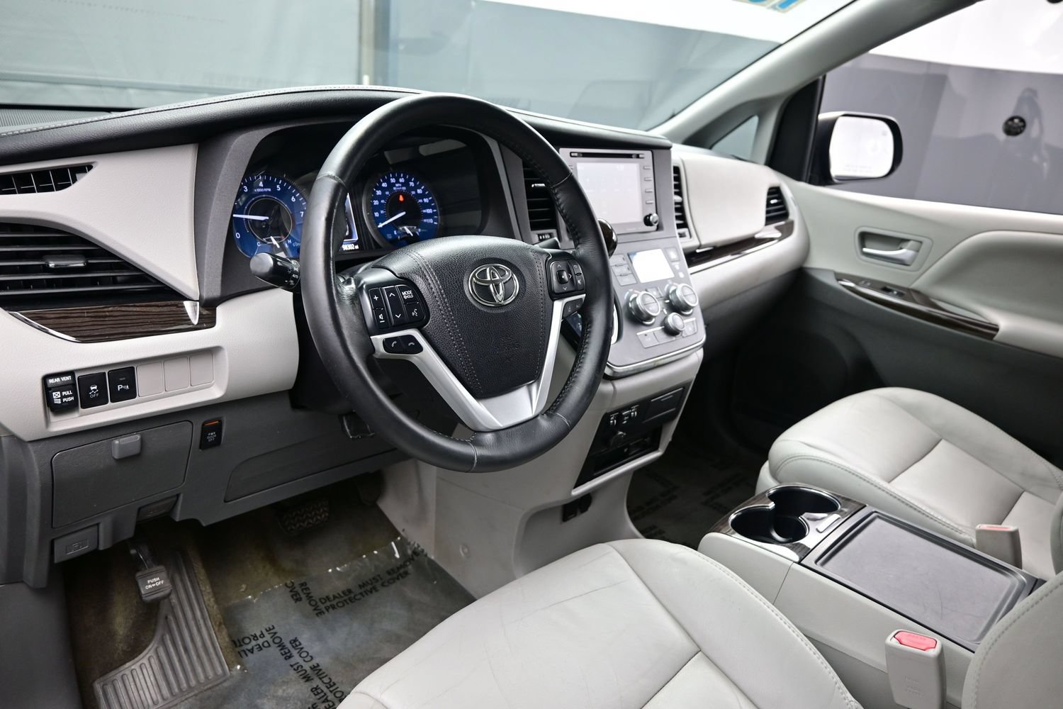 Used 2018 Toyota Sienna XLE Premium w/ Carpet Mat Package FWD image 16