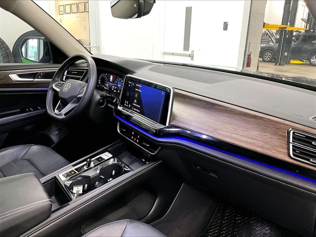 Used 2024 Volkswagen Atlas SEL AWD/4WD image 14