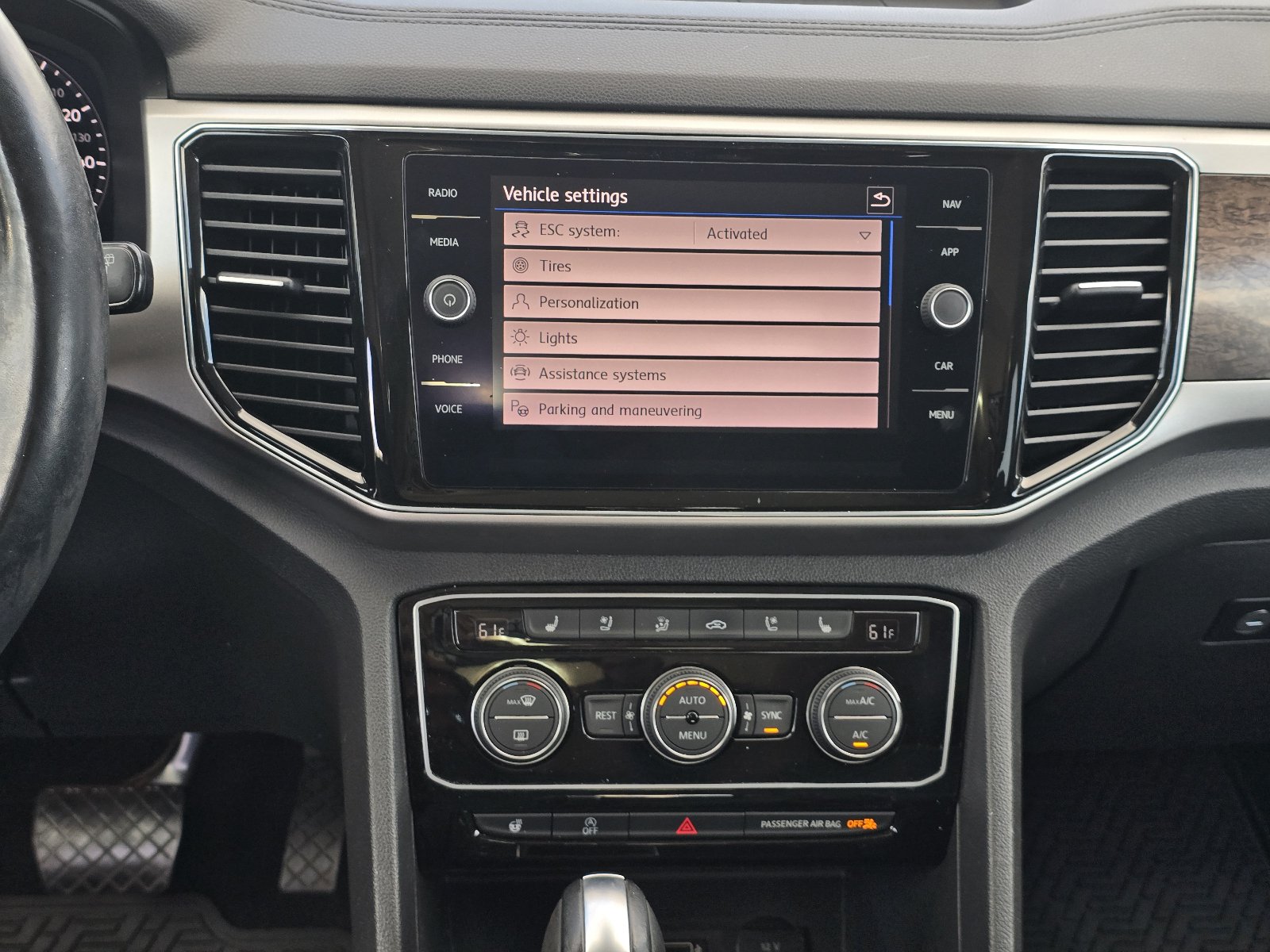 Used 2018 Volkswagen Atlas SEL Premium AWD/4WD image 16