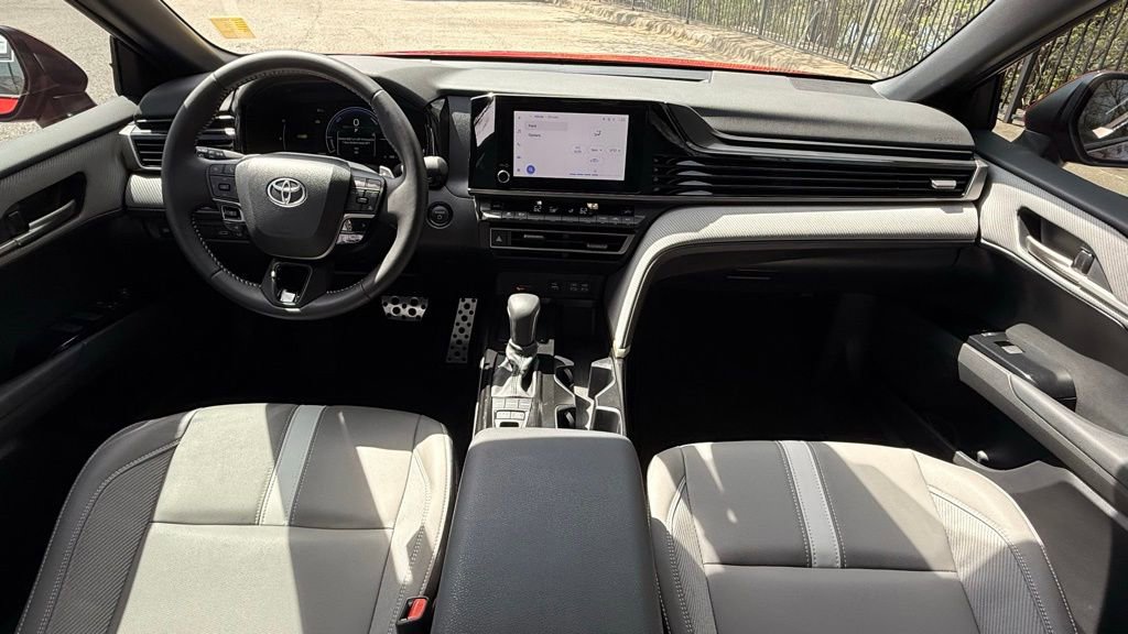 Used 2025 Toyota Camry SE image 28