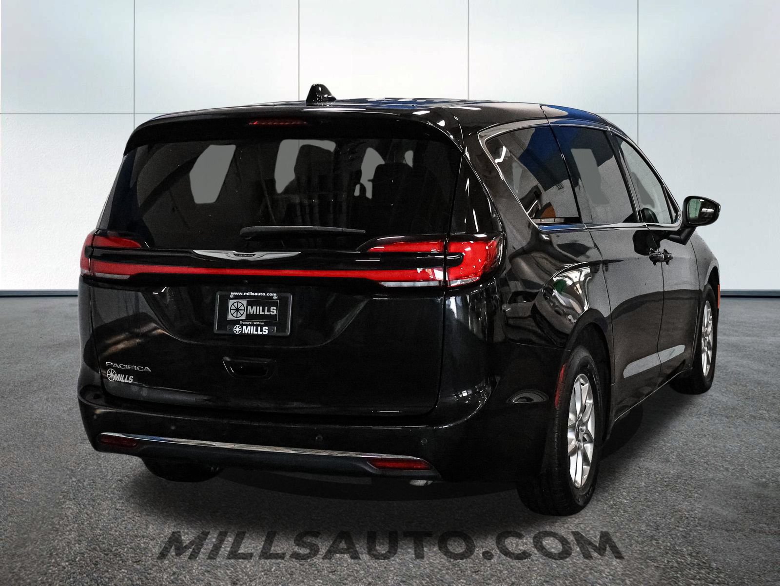 Used 2023 Chrysler Pacifica Touring-L FWD image 7