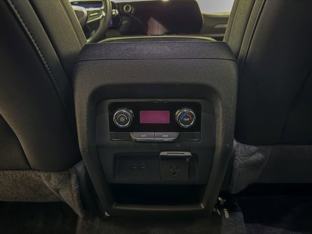 Used 2024 Chevrolet Traverse Z71 image 24