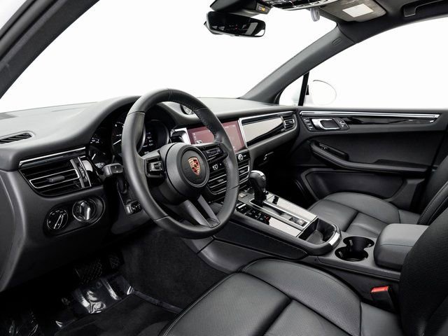 Certified 2025 Porsche Macan image 4