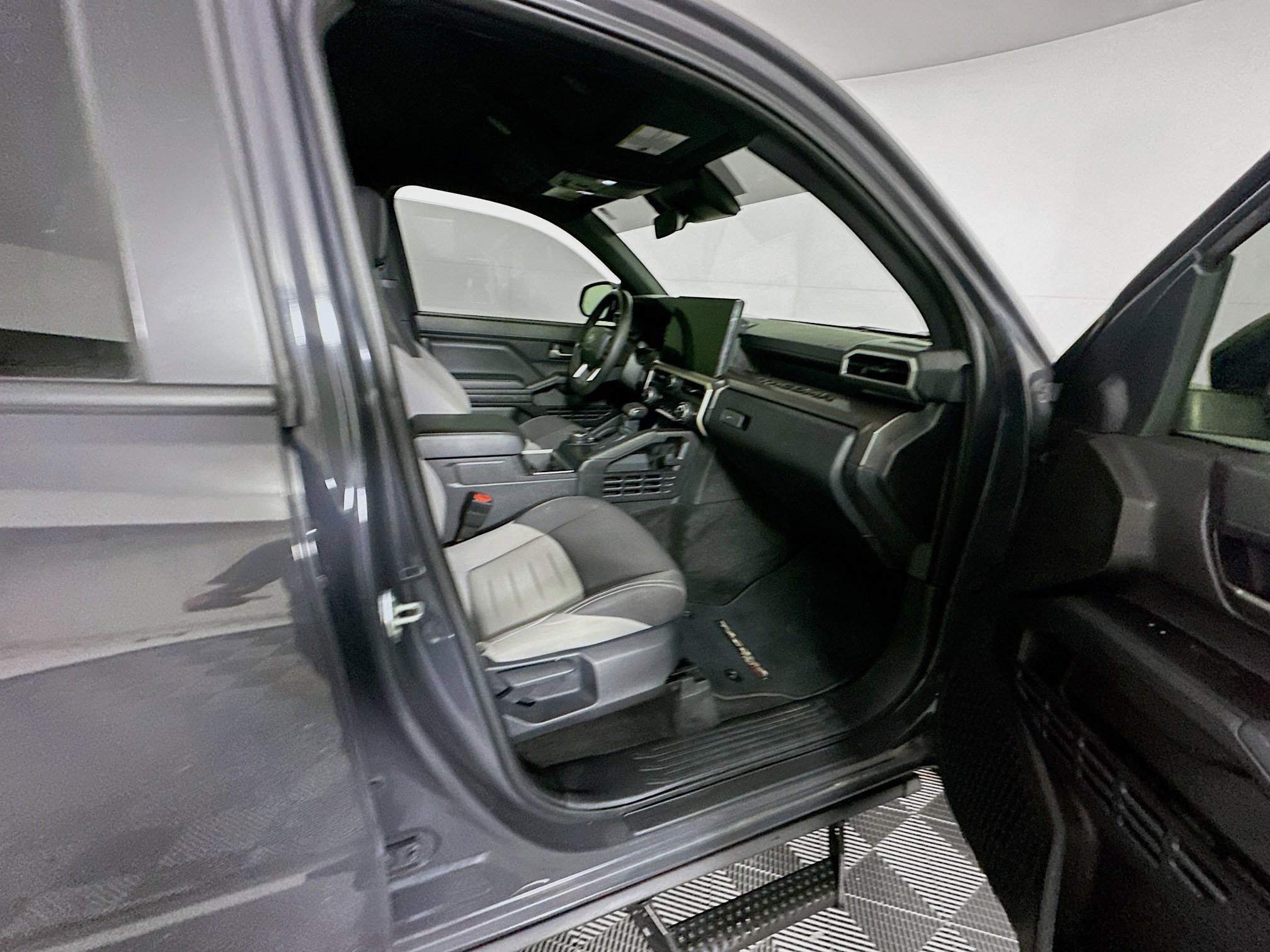 Used 2024 Toyota Tacoma TRD Sport AWD/4WD image 30