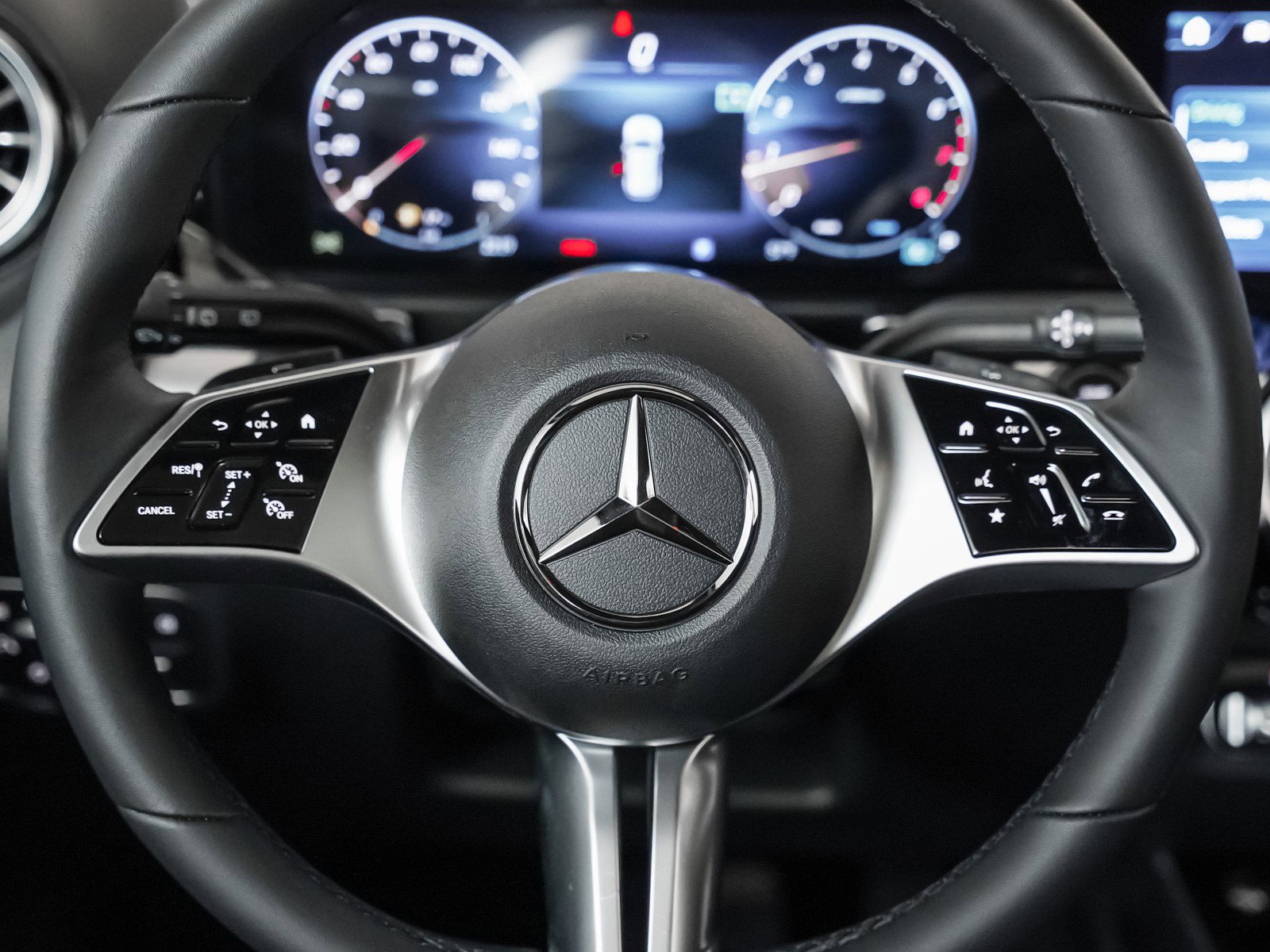 New 2025 Mercedes-Benz GLB 250 4MATIC image 14