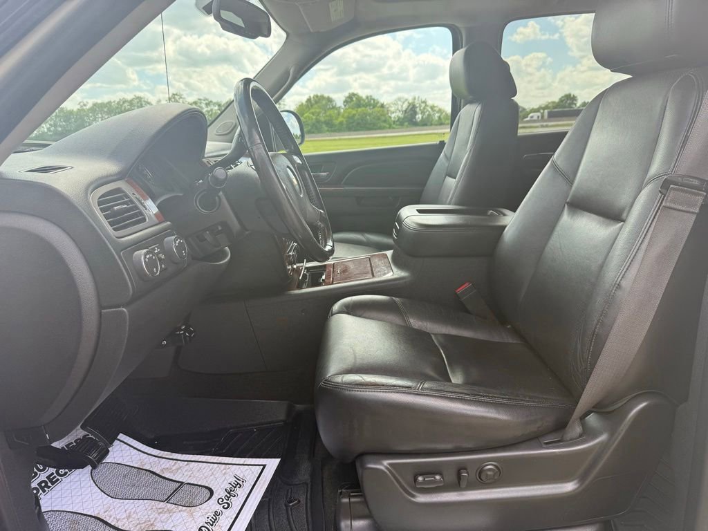Used 2013 Chevrolet Avalanche LTZ AWD/4WD image 23