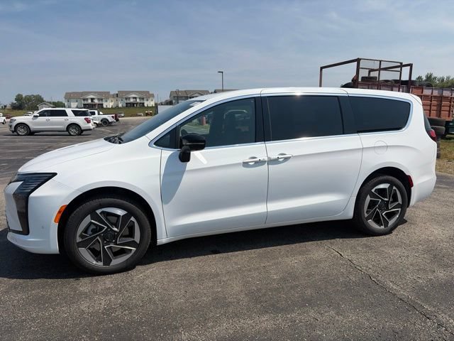 New 2027 Chrysler Pacifica Limited w/ Family Tech Group