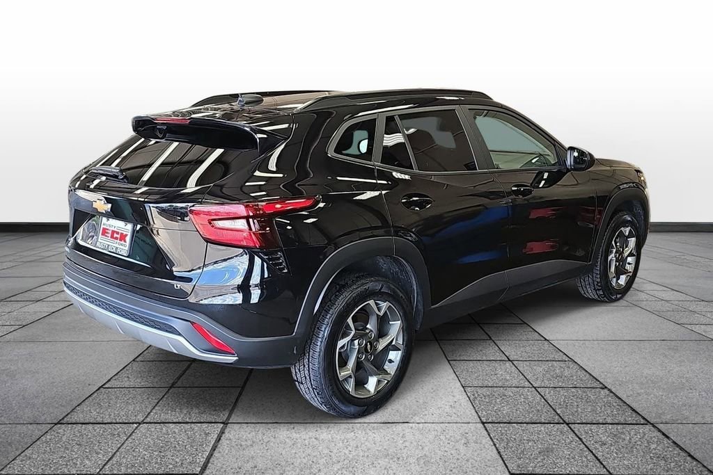 Used 2025 Chevrolet Trax LT w/ LT Convenience Package FWD image 4