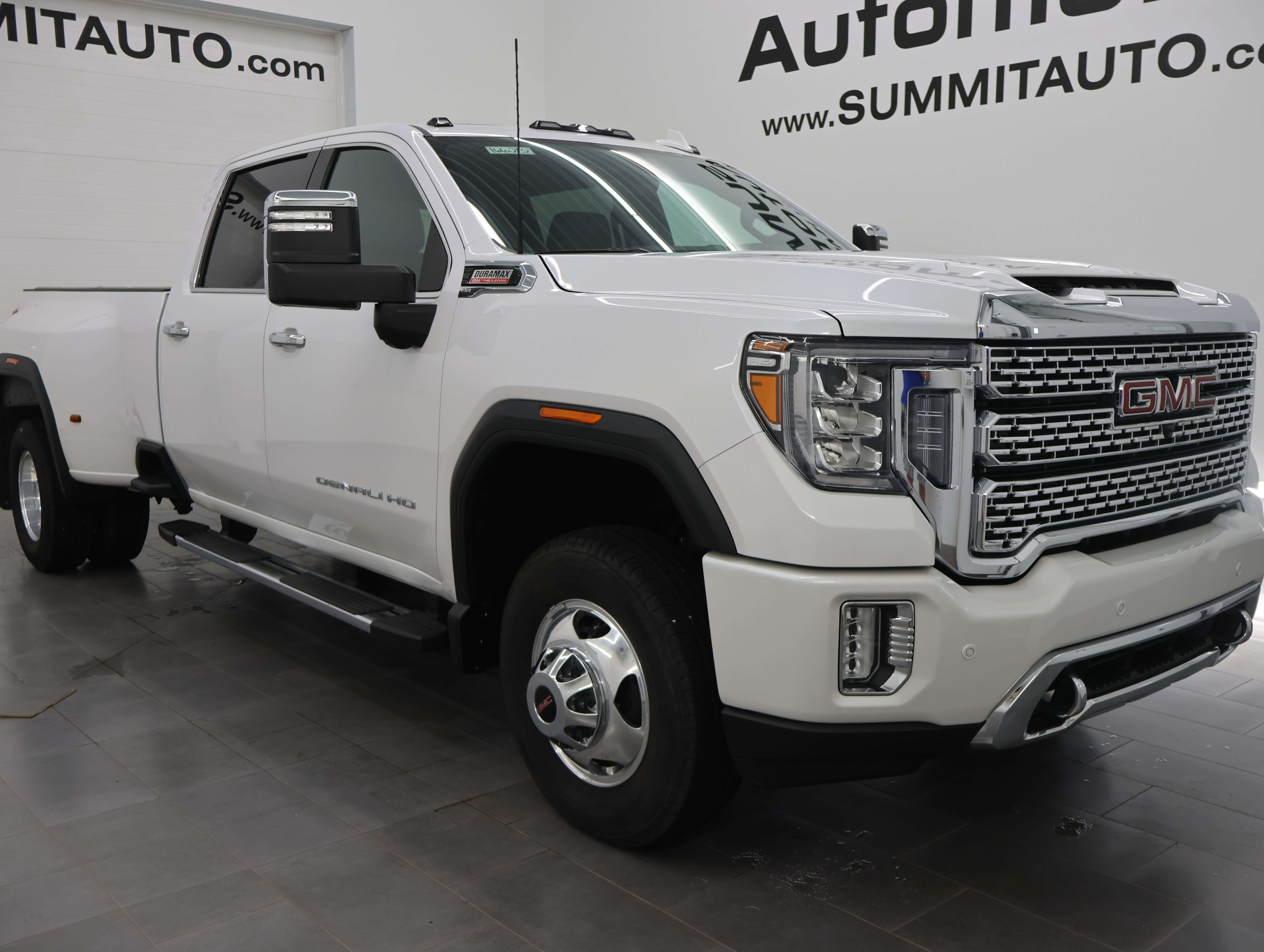 Used 2022 GMC Sierra 3500 Denali w/ Denali Ultimate Package AWD/4WD image 2