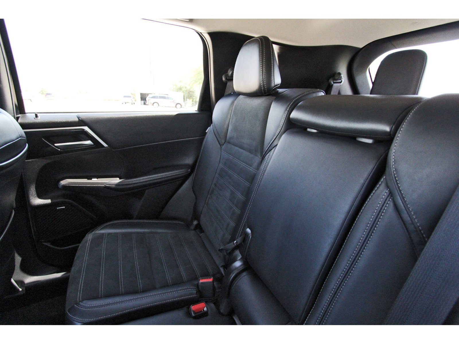 Used 2025 Mitsubishi Outlander SE FWD image 12