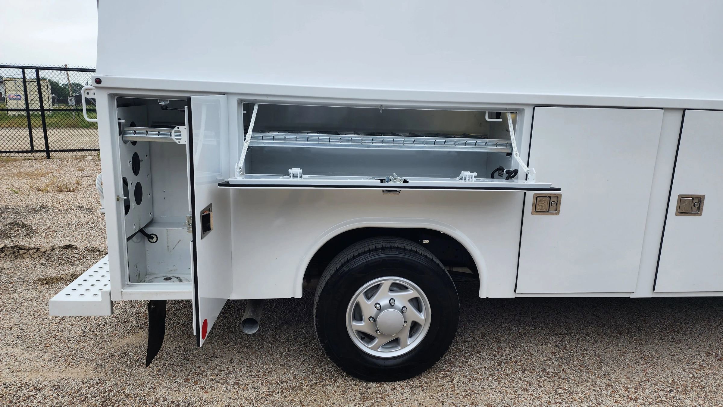 Used 2024 Ford E-350 and Econoline 350 Super Duty w/ Power Windows & Locks Group image 16