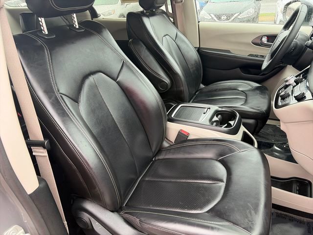 Used 2023 Chrysler Pacifica Touring-L FWD image 36