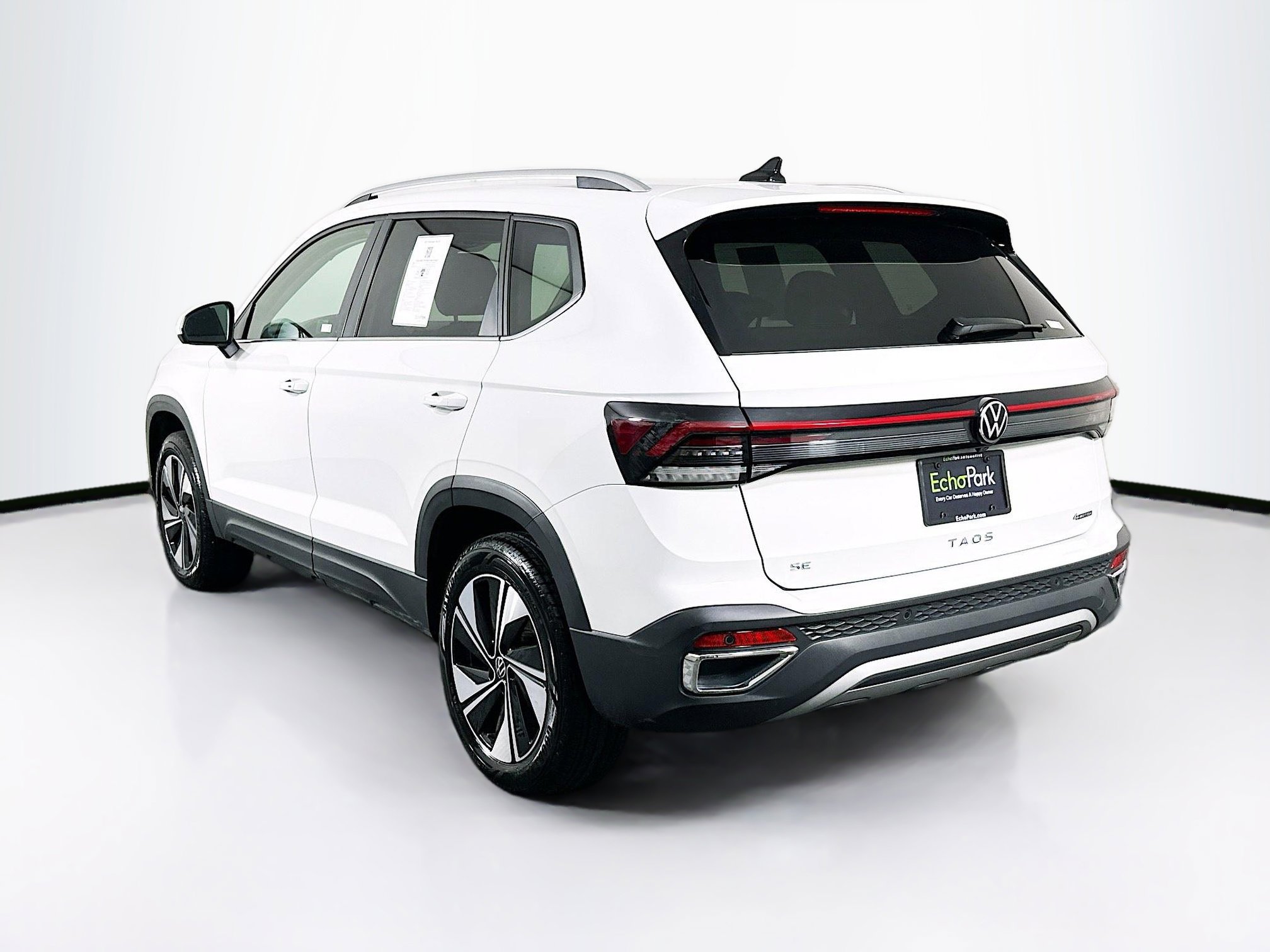 Used 2025 Volkswagen Taos SE AWD/4WD image 5