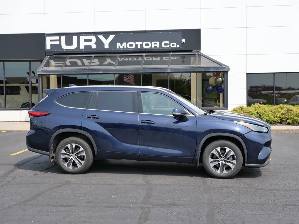 Used 2022 Toyota Highlander XLE AWD/4WD image 1